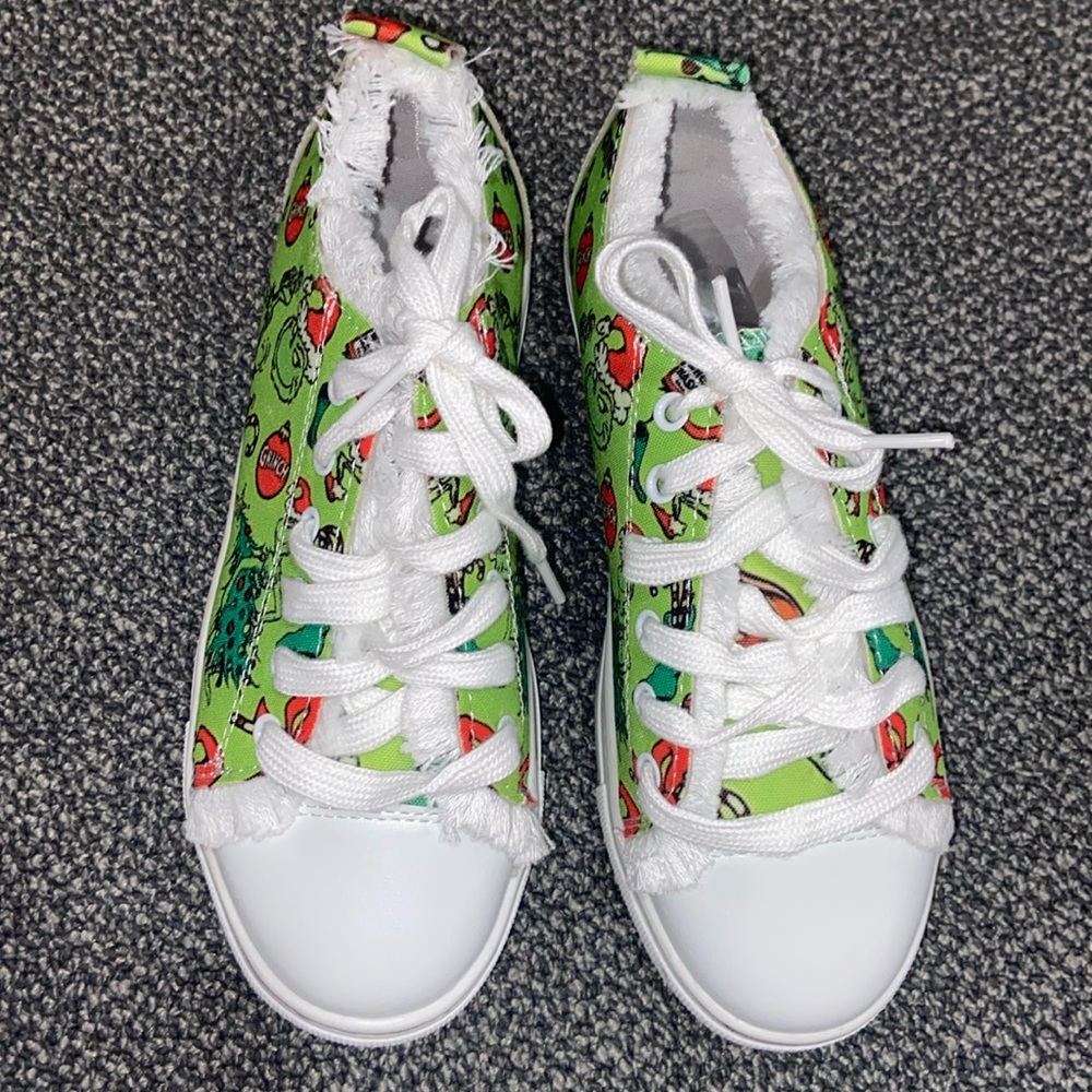BNWOT Womens grinch shoes. Size 7